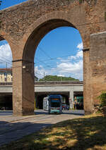 Der achtachsige fünfgliedrige Cityway I Gelenktriebwagen ATAC 9101 erreicht am 13.07.2022 als Linie 3 bald die Zielstation Porta Maggiore erreicht.