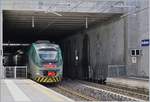 630-mendiriso-gaggiolo-transito-varese/654872/der-trenord-re-5308-nach-porto Der Trenord RE 5308 nach Porto Ceresio verschwindet in Induno Olona in einem überdecktne Streckenabschnitt auf dem Weg nach Arcisate. 

27. April 2019