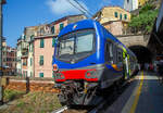 Ein Trenitalia Doppelstockzug (gezogen von einer E.464) hat am 22.07.2022, als Cinque Terre Express (Regionale) von La Spezia, via Riomaggiore, Manarola, Corniglia, Vernazza, Monterosso, nach Levanto,