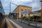Der Bahnhof Lentini/Sizilien (italienisch Stazione di Lentini/Sicilia) bei km 154,4 an der Bahnstrecke Messina–Syrakus (RFI 152) am 19 Juli 2022.

Der Bahnhof Lentini wurde im Rahmen des Eisenbahnbauprojekts der Gesellschaft Vittorio Emanuele errichtet, welches von der Società per le strade ferrate della Sicilia (Sizilianischen Eisenbahngesellschaft) fortgeführt wurde. Er war Teil des Projekts, die Gegend um Syrakus (Siracusa) per Eisenbahn mit der Stadt und dem Hafen von Catania zu verbinden und landwirtschaftliche Produkte, insbesondere Zitrusfrüchte, aus der Gegend um Lentini und der Ebene von Catania zu den Märkten zu transportieren. Der Bahnhof wurde am nördlichen Stadtrand von Lentini, in der Nähe des Lentini-Sees, errichtet und am 1. Juli 1869 eingeweiht, zeitgleich mit der Eröffnung der Eisenbahnlinie Catania Centrale nach Lentini. Am 19. Januar 1871 wurde er mit der Eröffnung des letzten 57,8 km langen Abschnitts bis zum Bahnhof Syrakus (Siracusa) auch mit Syrakus, im Südosten von Sizilien, verbunden.

Neben den Regionalzüge halten in dem Bahnhof auch Fernverkehrszüge der Gattung Intercity (IC) und Intercity Notte (ICN). 

Ca. 4 km nördlich in Lentini Diramazione zweigt zudem die Bahnstrecke (RFI 154) nach Gela ab.

Merkmale
Der Bahnhof besteht aus einem zweistöckigen Gebäude am südlichen Ende des Gleiskomplexes. Das Bahnhofsgebäude befindet sich westlich der Gleise. Der Bahnhof ist ein Haltepunkt für Personenzüge aller Kategorien.

Der Gleiskomplex umfasst das erste Durchgangsgleis, ein Überholgleis und ein Vorranggleis für den Personenverkehr sowie mehrere Gütergleise. Nur das erste Gleis verfügt über einen Unterstand. Die verschiedenen Güter- und Abstellgleise befinden sich auf der Westseite des Bahnhofs. Früher fuhren viele Güterzüge mit Zitrusfrüchten vom Bahnhof Lentini ab. Seit Ende der 1980er Jahre ist der Verkehr deutlich zurückgegangen.

Am 15. Dezember 2019 weihte der Präsident der Region Sizilien den modernisierten Bahnhof ein. Insbesondere wurde eine Unterführung mit Rampen für Behinderte und neue Bahnsteige errichtet. 

Quellen: Wikipedia (Italien) 
Stand: September 2025

