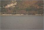 Zwischen Messina und Taormina-Giardini ist ein HTR 412  Blues  als R 12961 bei S.Alessio Siculo-Forza d'Agrò auf der Fahrt nach Catania.