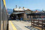 Der Bahnhof Bruneck / Brunico an der Pustertalbahn (im Osten Südtirols) am 27.03.2022.

Der Bahnhof befindet sich auf 828 m Höhe in Bruneck, dem Hauptort des Pustertals. Die etwas östlich gelegene Innenstadt ist vom nahe der Rienz gelegenen Bahnhof schnell erreichbar.