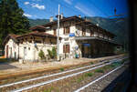 Der schöne Bahnhof Varzo/Stazione di Varzo an der Simplon Südrampe (Iselle - Domodossola) am 11 Juli 2022, aus einem Zug heraus aufgenommen.
Betreiber von dem Bahnhof ist die BLS AG, hier halten auch nur die RegioExpress-Züge (RE 1) von Bern über Brig nach Domodossola der BLS.
Varzo ist eine Gemeinde im Val Divedro, auf der italienischen Seite des Simplonpasses, in der Provinz Verbano-Cusio-Ossola (VB) in der Region Piemont.
 Der schöne Bahnhof Varzo/Stazione di Varzo an der Simplon Südrampe (Iselle - Domodossola) am 11 Juli 2022, aus einem Zug heraus aufgenommen.
Betreiber von dem Bahnhof ist die BLS AG, hier halten auch nur die RegioExpress-Züge (RE 1) von Bern über Brig nach Domodossola der BLS.
Varzo ist eine Gemeinde im Val Divedro, auf der italienischen Seite des Simplonpasses, in der Provinz Verbano-Cusio-Ossola (VB) in der Region Piemont.