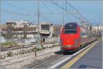 Der FS Trenitalia ETR 600 002 in der neuen Frecciarossa Farbgebung (und ein weiterer) sind als FR 8306 von Bari (ab 8:46) nach Roma Termini (an 12:55) unterwegs und fahren ziemlich schnell durch den Bahnhof von Trani. 

22. April 2023