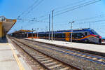Der Trenitalia „pop“ ETR 104 083, ein vierteiliger Alstom Coradia Stream, verlässt am 20.07.2022 den Bahnhof Catania Centrale in Richtung Bicocca bzw.