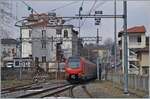  Fine Line a 3000 Volt  steht an den Fahrleitungsmasten in Ivrea angeschrieben. Folglich verlässt der nun abgebügelte BTR 813 von Torion nach Aosta den Bahnhof mit thermischer Energie. 

24. Februar 2023