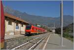 Schade - schon ist der Einsatz der BTR 813 im Aostatal (zumindest Vorübergehend) vorbei; deshalb noch ein Bild aus Chatillon Saint Vincent mit dem hier ankommenden BUM BTR 813 001 als  RV VdA 2729 von Torino nach Aosta. Am linken Bildrand ist der in die Gegenrichtung fahrende Zug angedeutet. 

11. Oktober 2023