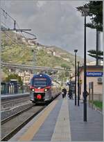 Der FS Trenitalia ETR 104 074 erreicht als Regionalzug 12973 den Bahnhof Letojanni.