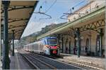 Der Zug spielt ist bei diesem Bild nur eine Nebenrolle; vielmehr zeigt das Bild zahlreiche kleine Details im Bahnhof von Taormina Giardini, wie z.B die Bahnhofsuhr, die Bahnsteigdachkonstruktion, die Beleuchtung oder des ehemalige Stellwerk. Zudem ist sehr sch�n die Streckenf�hrung Richtung Naxos zu sehen, mit dem kurzen Tunneldurchblick gleich nach dem Bahnhof von Taormina. Und nicht zuletzt sind noch ein paar Pixel Meer zu sehen. 
Trotzdem noch ein paar Worte zur einfahrend Zug: der FS Trenitalia ETR 104 079 Coradia Stream Pop ist als Regionale Veloce RV 5382 auf dem Weg von Siracusa nach Messina. 

13. M�rz 2026