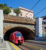 Zwei gekuppelte Trenitalia „pop“, der ETR 104 078 und hinten der ETR 104 070, zwei vierteilige Alstom Coradia Stream, mit Werbung für den Giro d’Italia, verlassen am 21.07.2022