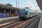 Triebzug ETR 350 102 muss fr kurze Zeit auf das Zwischengleis in Ferrara ausweichen, um andere Zge an den Bahnsteigen vorbei zu lassen.