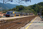 Der fünfteilige Trenitalia “Rock” ETR 521-021, ein fünfteiliger Elektrotriebzug vom Typ Hitachi Caravaggio, verlässt am 22.07.2022 den Bahnhof Levanto.