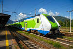 Der Trenord „Caravaggio“ ETR 421-042 (94 83 4441 842-5 I-TN / 94 83 4441 042-0 I-TN) ein vierteilige Hitachi Caravaggio am 25 Mai 2023 im Bahnhof Domodossola. 

Diese Doppelstock-Elektrotriebzüge vom Typ Hitachi Caravaggio heiß ...