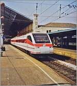 Vor vielen Jahren stand ich schon mal an derselben Stelle im Bahnhof von Lyon Perrache und konnte einen FS ETR 463 fotografieren: Dieser FS ETR 463 wartet in Lyon Perrache auf die Abfahrt nach Torino.