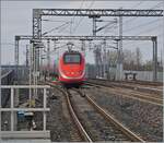 Nach einem kurzen Halt verlässt ein FS Trenitalia ETR 500 den Bahnhof von Reggio Emilia AV. 

14. März 2023