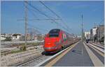 Der FS Trenitalia ETR 600 002 in neuer Frecciarossa Lackierung und ein weiterer ETR 600 sind als FR 8306 von Bari (ab 8:46) nach Roma Termini an (12:55) unterwegs und fahren mit recht hoher Geschwindigkeit durch den Bahnhof von Trani; so schnell, dass ich erst glaubte, einen ETR 400 aufgenommen zu haben und mich dann über die Formveränderte Lackierung wunderte. Erst nach genaueren Recherchen entdeckte ich, das zumindest am Samstag diese Leistung von ETR 600 absolviert wird (sonst sind meist ETR 485 im Einsatz) 

22. April 2023