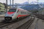 ETR 610-002b verlasst am 2 Jänner 2024 Spiez auf den Weg nach Milano Centrale und wird vom Bahnsteig fotografiert.