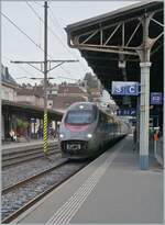 Der FS Trenitalia ETR 610 003 erreicht als EC 143 den Bahnhof von Montreux. Der Zug ist auf er Fahrt von Genève nach Domodossola. 

13. Nov. 2025