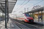 Im Gegenlicht erreicht der FS Trenitalia ETR 700 011 (ex Fyra) als Frecciarossa 8802 den Bahnhof von Parma. Der Zug ist von Ancona (ab 5:20) nach Milano (an 9:15) unterwegs und wird wie die meisten HGV-Züge der Relation Lecce - Milano erst nördlich von Fidenza auf die Schnellfahrstrecke geleitet.

18. April 2023