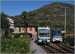 Der SSIF der ABe 12/16 (ABe/P/Be/Be) N° 85  Trontano , als SSIF Treno Panoramico 43 von Domodossola nach Locarno unterwegs, kreuzt in Intagna den FART ABe 4/6 53, der als Regionalzug 310 von