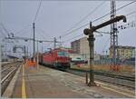 Die DB 191 015 fhrt mit einem Gterzug in Richtung Torino durch Chivasso.