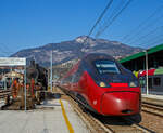 Moderne trieft Geschichte.....
Der NTV ETR 675 bzw. Italo EVO von Bozen nach Rom (Bolzano/Bozen – Trento – Verona – Bologna – Firenze (Florenz) - Roma (Rom) Termini) erreicht am 26.03.2022 den Bahnhof Trento/Trient. Einen lieben Gruß an den netten Lokführer zurück. Links steht die Denkmallok FS 625.011.

Beim Italo EVO (Alstom NTV ETR 675)  handelt es sich um eine Weiterentwicklung des ETR 600, ebenfalls von Alstom, die zur fünften Generation der der Pendolino-Serie. Diese Züge der NTV (Nuovo Trasporto Viaggiatori )wurden unter der Baureihenbezeichnung ETR 675 (ETR von italienisch ElettroTreno Rapido) eingereiht. Anders als der Name der Serie vermuten lässt, verfügen sie nicht über Neigetechnik. Die Züge sind 187 Meter lang und bieten in 7 Wagen 472 Fahrgästen Platz. Die Höchstgeschwindigkeit beträgt 250 km/h. Die ersten 4 dieser Züge wurden im Dezember 2017 eingesetzt, bis 2018 wurden 22 Exemplare angeschafft. Im Jahr 2021 folgte eine Bestellung über vier weitere Triebzüge, dadurch steigt die Gesamtzahl auf 26 Züge.

Die auf der vierten Pendolino-Generation basierenden Triebzüge sind nach aktuellen TSI-Richtlinien konzipiert und können unter 25 kV Wechsel- sowie 3 kV Gleichspannung eingesetzt werden. Sie sind mit vier Einholmstromabnehmern des Herstellers Schunk ausgestattet, je zwei für Wechselstrom und für Gleichstrom, die abwechselnd auf den Wagen vier und fünf installiert sind. Die für den Pendolino namensgebende Neigetechnik wurde nicht verbaut, da das Einsatzprofil der Züge in Italien auf Schnellfahrstrecken keine signifikanten Vorteile durch Neigetechnik erfahren hätte. Als Zugbeeinflussungssysteme sind die italienische SCMT sowie ERTMS verbaut.

TECHNISCHE DATEN:
Hersteller: Alstom Ferroviaria S.p.A. (ex Fiat Ferroviaria) 
Spurweite:  1.435 mm (Normalspur)
Achsformel: Bo'Bo'+Bo'Bo'+2'2'+2'2'+2'2'+Bo'Bo'+Bo'Bo'
Länge: 187.300 mm
Breite: 2.830 mm
Dienstgewicht: 400 t
Höchstgeschwindigkeit: 250 km/h
Stundenleistung: 5.600 kW
Dauerleistung: 5.500 kW 
Treibraddurchmesser:  920 mm (neu)
Motorentyp: Drehstrom-Asynchron, Typ 6FJA 3257
Stromsysteme: 3.000 V DC und 25 kV 50 Hz AC
Sitzplätze:  472
