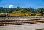 In Italien laufen schon die hochmodernen Maschinen mit Hybrid-Antriebssystem E...
Hier ist die Plasser & Theurer UNIMAT 09-32/4S Dynamic E der Francesco Ventura Costruzioni Ferroviarie S.r.l. (Paola/Italien), gehrt zur Salcef Group, am 16.07.2022 beim Bahnhof Sapri (Kampanien) abgestellt. Aufnahme aus einem IC heraus.

Das Plasser & Theurer Hybrid-Antriebssystem E treibt eine groe, kontinuierlich arbeitende Weichenstopfmaschine an. Das neue Hybrid-Antriebskonzept E treibt die Maschine entweder durch einen Diesel- oder durch einen Elektromotor an, und zwar durch Nutzung der elektrischen Energie aus dem Fahrdraht (eine Nutzung durch Akkupower ist auch mglich). Beide Motoren erzeugen den Hydraulikdruck fr alle Systeme, vom Fahrantrieb fr berstell- und Arbeitsfahrt bis zu den Arbeitsaggregaten. 

E-Maschinen von Plasser & Theurer stehen fr: Economic – Ecologic – Ergonomic.
