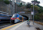 Cinque Terre Bahnhof  Riomaggiore am 23.07.2022, während hinten auf Gleis 1 der Trenitalia “Rock” ETR 521-056 als Cinque Terre Express nach La Spezia in den Bahnhof einfährt, fahren auf Gleis 2 (unser Zug) zwei gekuppelte Trenitalia “pop“, vierteilige Alstom Coradia Stream der Baureihe ETR 104, als Cinque Terre Express (R 22984) nach Levanto ein. 