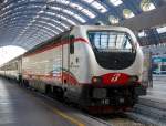   Die E.402.105 (91 83 2402 105-7 I-TI) der Trenitalia (in Frecciabianca-Lackierung) mit einem IC am 29.12.2015 im Bahnhof Milano Centrale (Mailand Zentral).