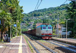 Die  Tiger  E.652 055 (91 83 2652 055-1 I-TI) der Trenitalia rauscht am 20.06.2016 mit einem Ganzgterzug bestenhend aus Wagen Gattung Eaos durch den Stresa in Richtung Domodossola.