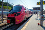Zwei gekuppelte Trenitalia „pop“, der ETR 104 078 und hinten der ETR 104 070, zwei vierteilige Alstom Coradia Stream, mit Werbung fr den Giro d’Italia, stehen am 21.07.2022 im