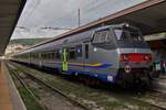Steuerwagen voraus wurde dieser Zug an den Bahnsteig in Trieste geschoben.