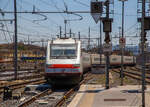 Nun verlässt der Trenitalia Frecciabianca ETR.463.28 (Pendolino) am 14 Juli 2022 den Bahnhof Roma Termini.
Der ETR.463 (von italienisch Elettro Treno Rapido) oder umgangssprachlich auch Pendolino ist ein von Trenitalia betriebener italienischer Neigezug von Fiat Ferroviaria. Noch während die Produktion der ETR.450 im Gange war, wurde mit dem Bau der zweiten Generation von Pendolino-Zügen begonnen. Die 10 Züge wurden 1991 von Italienischen Staatsbahn (FS) bestellt. Seit 2013 gehören die Züge zur Zuggattung Frecciabianca und bedienen von Rom aus Genua, Ravenna (und bis 2020 Reggio Calabria), sowie seit 2021 die Verbindung Venedig–Lecce über die Adriabahn.
 Nun verlässt der Trenitalia Frecciabianca ETR.463.28 (Pendolino) am 14 Juli 2022 den Bahnhof Roma Termini.
Der ETR.463 (von italienisch Elettro Treno Rapido) oder umgangssprachlich auch Pendolino ist ein von Trenitalia betriebener italienischer Neigezug von Fiat Ferroviaria. Noch während die Produktion der ETR.450 im Gange war, wurde mit dem Bau der zweiten Generation von Pendolino-Zügen begonnen. Die 10 Züge wurden 1991 von Italienischen Staatsbahn (FS) bestellt. Seit 2013 gehören die Züge zur Zuggattung Frecciabianca und bedienen von Rom aus Genua, Ravenna (und bis 2020 Reggio Calabria), sowie seit 2021 die Verbindung Venedig–Lecce über die Adriabahn.