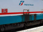 Detailbild der dieselelektrischen Lokomotive D 345 1010 (92 83 2345 010-8 I-TI) der Trenitalia Haken am 14 Juli 2022 im Bahnhof Roma Termini. Links sieht am das Fabrikschild mit den 6 Herstellern die an dem Bau der Lokomotive beteiligt waren. Es sind dies von oben nach unten: Ferroviaria Breda Pistoiesi / FIAT / Ercole Marelli & C. S.p.A. / Tecnomasio Italiano Brown Boveri / italtrofo /  SOFER Officine Ferroviarie Detailbild der dieselelektrischen Lokomotive D 345 1010 (92 83 2345 010-8 I-TI) der Trenitalia Haken am 14 Juli 2022 im Bahnhof Roma Termini. Links sieht am das Fabrikschild mit den 6 Herstellern die an dem Bau der Lokomotive beteiligt waren. Es sind dies von oben nach unten: Ferroviaria Breda Pistoiesi / FIAT / Ercole Marelli & C. S.p.A. / Tecnomasio Italiano Brown Boveri / italtrofo /  SOFER Officine Ferroviarie