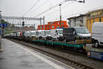 Vierachsige (2 x 2-achsiger) Flachwageneinheit mit geradem Fußboden und Radvorlegern der Mercitalia Rail Srl., der Gattung Laadgrs, 21 83 4301 832-9 I-MIR, beladen mit 4 Nutzfahrzeuge (FIAT - Kastenwagen), am 02 August 2019 im Zugverband bei einer Zugdurchfahrt im Bahnhof Bellinzona.
TECHNISCHE DATEN:
Gattung: Laadgrs
Spurweite: 1.435 mm
Anzahl der Achsen: 4 (2 x 2)
Länge über Puffer: 28.780 mm
Ladelänge: 27.000 mm 
Ladefläche: 80,8 m²
Fußbodenhöhe über SOK: 1.192 mm
Anzahl der Radvorleger: 16
Höchstgeschwindigkeit: 100 km/h / 120 km/h (leer)
Eigengewicht: 26.000 kg
Nutzlast: 54 t ab Streckenklasse C
Achsabstände: 9.000 mm / unbek. / 9.000 mm 
Kleinster befahrb. Gleisbogenhalbmesser: 75 m
Bremse: 2 x WU-GP 
Handbremse: Ja
Intern. Verwendungsfähigkeit: RIV
Bedeutung der Gattung (Laadgrs):
L – Flachwagen in Sonderbauart mit zwei unabhängigen Radsätzen
aa - Wageneinheit
d - ohne Stockwerk, für die Beförderung von Kraftfahrzeugen
g - für den Transport von Containern eingerichtet
r  - Ladelänge min. 27 m
s - lauffähig bis 100 km/h (beladen)
 Vierachsige (2 x 2-achsiger) Flachwageneinheit mit geradem Fußboden und Radvorlegern der Mercitalia Rail Srl., der Gattung Laadgrs, 21 83 4301 832-9 I-MIR, beladen mit 4 Nutzfahrzeuge (FIAT - Kastenwagen), am 02 August 2019 im Zugverband bei einer Zugdurchfahrt im Bahnhof Bellinzona.
TECHNISCHE DATEN:
Gattung: Laadgrs
Spurweite: 1.435 mm
Anzahl der Achsen: 4 (2 x 2)
Länge über Puffer: 28.780 mm
Ladelänge: 27.000 mm 
Ladefläche: 80,8 m²
Fußbodenhöhe über SOK: 1.192 mm
Anzahl der Radvorleger: 16
Höchstgeschwindigkeit: 100 km/h / 120 km/h (leer)
Eigengewicht: 26.000 kg
Nutzlast: 54 t ab Streckenklasse C
Achsabstände: 9.000 mm / unbek. / 9.000 mm 
Kleinster befahrb. Gleisbogenhalbmesser: 75 m
Bremse: 2 x WU-GP 
Handbremse: Ja
Intern. Verwendungsfähigkeit: RIV
Bedeutung der Gattung (Laadgrs):
L – Flachwagen in Sonderbauart mit zwei unabhängigen Radsätzen
aa - Wageneinheit
d - ohne Stockwerk, für die Beförderung von Kraftfahrzeugen
g - für den Transport von Containern eingerichtet
r  - Ladelänge min. 27 m
s - lauffähig bis 100 km/h (beladen)