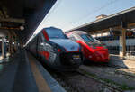 Bahnhof Venedig Santa Lucia (italienisch Stazione di Venezia Santa Lucia) am 24 Juli 2022: Links steht der Trenitalia Frecciargento ETR 700 – 4806 (93 83 4700 801-4 I-TI) ein ex NS Hispeed V250 – Fyra. Und rechts der Italo EVO NTV ETR 675.09. Beim Italo EVO (Alstom NTV ETR 675) handelt es sich um eine Weiterentwicklung des ETR 600, der ebenfalls von Alstom, die zur fünften Generation der der Pendolino-Serie gehört.