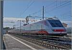 Um auch den gehobenen Stromabnehmer fotografieren zu können blieb nicht anders übrig, als ein Nachschuss im Gegenlicht: Der ETR 460 026 verlässt als FB 8601 Chivitaveccia.

27. Sept. 2025