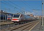 Eine gute Woche später errscheint derselbe FS Treniatlia ETR 460 026 nun als Frecciabinaco FB 8601 auf der Fahrt von Genova P.Principe nach Roma Termini. Ich konnte ihn beim Halt in Chivitavecchia fotografieren. 

27. Sept. 2025