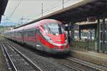 Durchfahrt des Frecciarossa 1000 ETR 1000-34 im Bahnhof von Firenze Campo di Marte.