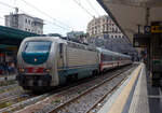 Die E 402.105 (91 83 2402 105-7 I-TI) eine E.402 B der Trenitalia (in grün-weißer Lackierung) steht am 23.07.2022 mit einem Trenitalia InterCity (IC) im Bahnhof Genova Piazza Principe. Am Zugschluss war eine weitere E.402 B.