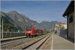 Der Blick geht vom südlichsten Bahnhof aus Richtung Norden und zeigt den als RV VdA 2718 von Aosta nach Torino Porta Nuova fahrenden FS Trenitalia BUM BTR 813 001. Er verlässt nach seinem Halt Pont S.Martin und bei der anschliessenden Weiterfahrt das Aostatal. 

12. Oktober 2023