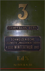 150 Jahre Emmentalbahn. 

Das Fabrikschild von Ed 3/3 3 der Gürbetalbahn. Konolfingen, Mai 2025.