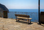 Eine OMA-Bank in Riomaggiore (Cinque Terre) mit einer wunderschönen Aussicht auf und übers Mittelmeer, hier am 21.07.2022.