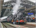 Die (ex) SNCF 141 R 568 der L'Association 141 R 568 mit dem Train Chasse beim Halt in  Lausanne; leider ausgerechte vor dem 'Gleise ¨überschreiten verboten - Schild. 

26. Okt. 2024