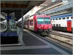 In Lausanne wartet die S 40 24633 bestehend aus zwei SBB Domino Zügen auf die Abfahrt nach Palézieux, wobei unschwer zu erkennen ist, dass der führend Domino aus den ex Travys ABt NPZ DO 50 85 39-43 984-6 CH-SBB, B NPZ DO 50 85 29-43 3 ...