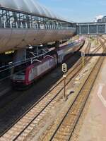 CFL 4018 schiebt ihren Zug aus dem Bahnhof Belval Université in Richtung Rodange.