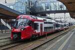 Triebzug 2411, Alstom Corodia Max, steht Abfahrtbereit im Bahnhof von Luxemburg, um die Strecke nach Diekirch zu bedienen. 15.10.2024
Seit dem 28.09. sind die ersten Triebzüge der BR 2400 im regulären Einsatz auf der Strecke Luxemburg – Diekirch.
