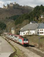 Die CFL 4013 mit einem IR nach Luxembourg bei der Burg Bourscheid am 29.