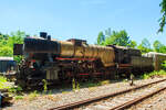 Damals (am 16 Juni 2013) leider einem sehr schlechten Zustand präsentierte sich die bei der AMTF - Association des Musée et Tourisme Ferroviaires a.s.b.l. (Train 1900) in Fond-de-Gras abgestellte CLF 5621 der SSMN - Service des Sites et Monuments Nationaux.

Die Lok wurde 1943 von der Krauss-Maffei AG in München-Allach, als Kriegsdampflokomotive 1 (KDL 1) unter der Fabriknummer 16630 gebaut und als 52 3504 an die DRB (Deutsche Reichsbahn) geliefert. Nach dem 2. Weltkrieg verblieb sie in Österreich und wurde so zur ÖStB 52.3504 (Österreichische Staatseisenbahn) und ab August 1947 zur ÖBB 52.3504 (Österreichische Bundesbahnen). 1978 wurde die Lok durch die Vereinigung GAR - Groupement des Amis du Rail von der ÖBB übernommen. Nach ihrem Verkauf an die GAR wurde die Lok über mehrere Tage von Wien-Nord in das Bahnbetriebswerk Luxembourg überführt. Am 9.September 1978 wurde mit Hilfe der 215 072 die letzte Etappe von Ulm über Lauda und Mainz nach Luxemburg absolviert. Am 16. August 1980 wurde die Lok nach langer Abstellzeit wieder in Betrieb genommen. Nach der betriebsfähigen Aufarbeitung kam die Lok vom 6. September 1980 bis April 1981 vor Museumszügen bei der Chemin de Fer des Trois Vallées in Mariembourg (Belgien) zum Einsatz. Anschließend war die Lok von Mai 1982 bis Oktober 1984 bei der Merzig-Büschfelder Eisenbahn im Saarland im Einsatz. Schlussendlich wurde die Lok im Oktober 1984 nach Luxembourg rücküberführt, da die Revisionsfristen abgelaufen waren und die Lok aus dem Betrieb genommen wurden. Seither ist die Lok im Depot Luxembourg kalt abgestellt. 2004 wurde die Lok an die Service des Sites et Monuments Nationaux abgegeben. Eine Wiederinbetriebnahme der Lok ist auch in absehbarer Zukunft nicht vorgesehen. Von 2012 bis März 2021 stand die Lok im Depot der Vereinigung  Train 1900  in Fond-de-Gras. Am 26.März 2021 wurde die Lok von Fond-de-Gras nach Pétange in die Neubauhalle der SSMN - Service des Sites et Monuments Nationaux überführt. Hier wird sie wohl nun wieder etwas aufgearbeitet.
