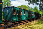 Der dreiachsiger Abteilwagen der zweiten Klasse AMTF 96544, ex SNCB/NMBS C 96544 der belgischen Staatseisenbahnen, der AMTF - Association des Musée et Tourisme Ferroviaires a.s.b.l. (Train 1900), eingereiht im Zugverband am 16 Juni 2013 im Industrie- und Eisenbahnpark Fond-de-Gras, hier in Bois de Rodange. 

Der belgische Personenwagen vom Type GCI (Grande Capacité et Intercirculation / Große Kapazität mit Durchgang) wurde 1904 von Usines Magheno in Mechelen gebaut und an die belgischen Staatseisenbahnen geliefert. Die GCI-Wagen waren bis Mitte der 1960er im Einsatz. Im Jahre 1973 wurde er von der AMTF Train 1900 käuflich erworben. Dieser Wagen, sowie der ex SNCB B94539 der AMTF, wurde ebenfalls bei der SNCB als ein „3te Klasse“ Wagen ausgeliefert. Aus praktischen Gründen seitens AMTF Train 1900 wurde der Waggon auf eine 2te Klasse umgezeichnet. Die Inneneinrichtung blieb dabei unverändert. Außergewöhnlich bei diesem Personenwagen ist das fehlende WC und er verfügt über keine Handbremse. 

Dieser Reisezugwagen ist mit einem seitlichen Gang versehen um in die unterschiedlichen Abteile zu gelangen und endet an den Stirnseiten mit einer Tür. An den beiden Stirnseiten befinden sich Übergangsbrücken. Die Übergänge waren aber nur für das Zugpersonal bestimmt. Diese Wagen bekamen die Bezeichnung GCI, wobei das I für  Intercirkulation  stand, also die Verbindung der Wagen und die Korridore, sodass das Personal sozusagen zirkulieren konnte. Der Wagen hat zwar auch noch die durchgehenden Trittbretter und die waagerechten Geländer, diese wurden aber nicht mehr verwendet, da es viele Unfälle geben hatte.

Zwischen 1889 und 1921 wurden von acht verschiedenen belgischen Wagenbaufirmen insgesamt 2876 GC bzw. CGI Wagen für die belgische Staatsbahn gebaut. Die meisten GC-Wagen (ohne Seitengang) wurden noch vor dem zweiten Weltkrieg außer Dienst gestellt, die GCI-Wagen waren bis Mitte der 1960er im Einsatz. Diese Wagen bestimmten somit für viele Jahrzehnte das Bild des Personenverkehres bei der Bahn in Belgien.

TECHNISCHE DATEN:
Baujahr: 1904 
Hersteller: Usines Magheno in Mechelen
Spurweite: 1.435 mm (Normalspur)
Anzahl der Achen: 3
Länge über Puffer: 15.300 mm
Achsstand: 2 x 4.550 mm
Laufraddurchmesser: 1.010 mm (neu)
Breite: 3.100 mm
Höhe über SOK: 3.492 mm
Höchstgeschwindigkeit: 80 km/h
Dienstgewicht: 21 t
Sitzplätze: 64 (Holzbänke)